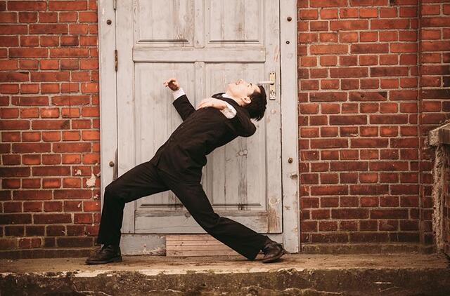 Pagrindinį performanso herojaus Antano Garšvos portretą sukūrė baleto šokėjas Mykhailo Mordasov iš Ukrainos. 