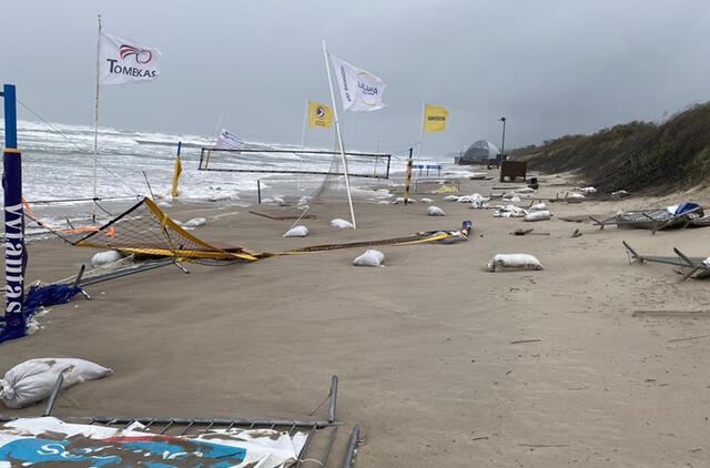 AUDROS PADARINIAI. Štai taip vakar atrodė audros siaubiamas Klaipėdos pliažas - gultai, vaikų žaidimo aikštelės ir baldakimai išnešioti jūros bangų, vanduo skalavo pakrantę ir jau vietomis siekė kopas. Asmeninio archyvo nuotr.