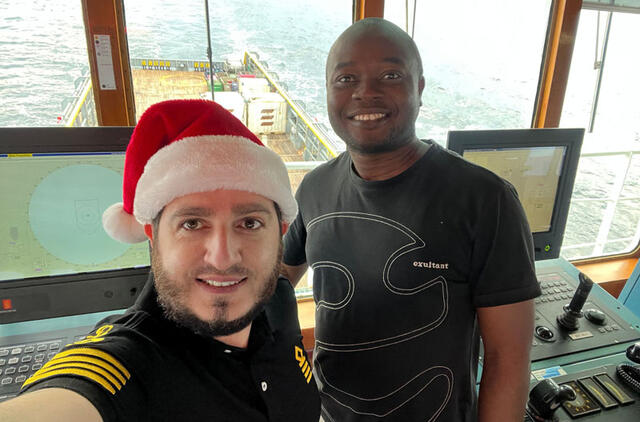 KAPITONAS Denisas Legenzovas nestokoja humoro jausmo. Kad ir kur būtų, savo laive organizuoja Kalėdų šventimą. Dirbti Afrikoje jis nebijo, nes yra fatalistas. Nuotrauka iš asmeninio archyvo