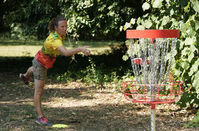 PRITRŪKO SĖKMĖS. Klaipėdietė Oksana Žukauskienė debiutiniame Europos meistrų diskgolfo čempionate galutinėje įskaitoje liko 18-a. Organizatorių nuotr.