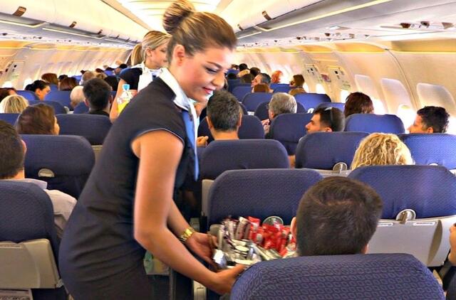 Moteris atkeršijo lėktuvo keleivei