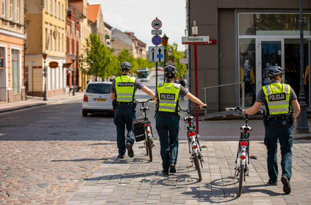 Policininkai su dviračiais