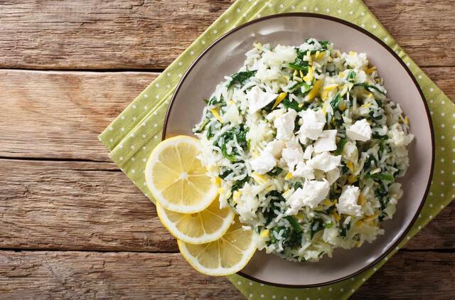 Salotos su rudaisiais ryžiais, špinatais ir feta