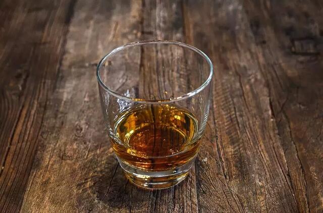 Stiprūs spiritiniai gėrimai bendrame Lietuvos alkoholio krepšelyje sudaro 43 proc.