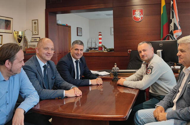 Mero Dariaus Jasaičio kvietimu policijos generalinis komisaras Renatas Požėla apsilankė Neringos savivaldybėje. Neringos savivaldybės nuotr.