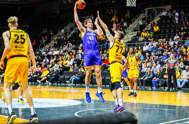 ŠIAULIUOSE. „Neptūno“ gretose žibėjo net 21 tašką surinkęs ir po krepšiais 8 kamuolius atkovojęs Thomasas Rutherfordas (su kamuoliu), tačiau pergalei trūko solidesnio kitų žaidėjų indėlio. BC „Neptūnas“ (Vykinto SELIVONČIKO) nuotr.