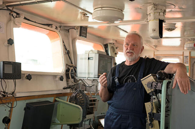 PATARIMAS. Paieškos ir gelbėjimo laivo „Šakiai“ vadas Artūras Andrušaitis: „Išmeta lėlę, kurią viena ranka gali įtraukti į laivą. Negalima to daryti. Manekenas turi sverti mažiausiai 70 kilogramų.“ Vitos JUREVIČIENĖS nuotr.