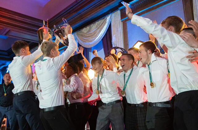 LYDERIAI. Klaipėdos futbolo mokyklos auklėtiniai - 2022-2023 m. sezono „Samsung Galaxy Watch“ Elitinės jaunių lygos nugalėtojai.  LFF.lt nuotr.