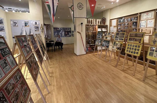 NEMOKAMAI. Unikalūs ir daugeliui nematyti krepšinio atvirukai Sportininkų namuose-muziejuje (Daukanto g. 24) bus eksponuojami iki spalio 31 dienos. Pauliaus MATULEVIČIAUS nuotr.