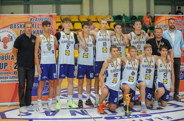 AUKSINIAI. Net keturios Klaipėdos krepšinio mokyklos komandos iškovojo aukso medalius savo amžiaus grupės varžybose. Iš viso varžėsi 50 komandų iš Latvijos, Lenkijos, Vokietijos ir įvairių Lietuvos miestų. Organizatorių nuotr.