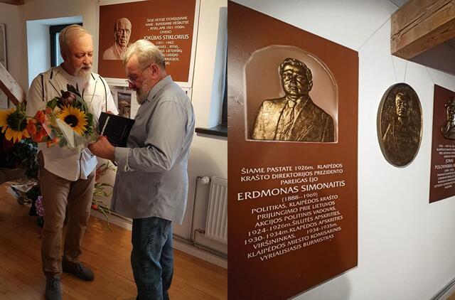 PRISTATYMAS. Kaip atrodys atminimo lentos Jonui Polovinskui-Budriui, Viliui Gaigalaičiui, Erdmonui Simonaičiui, Jokūbui Stikloriui šiuo metu galima pasižiūrėti Lietuvos architektų sąjungos Klaipėdos organizacijos patalpose veikiančioje Adomo Skiezgelo kūrybos parodoje.