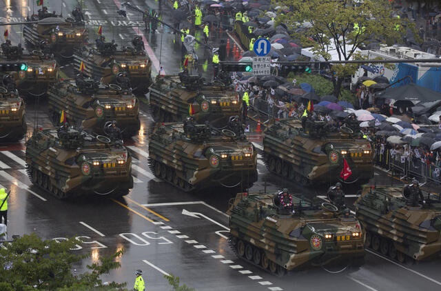 Pietų Korėjoje – pirmas per dešimtmetį karinis paradas. 