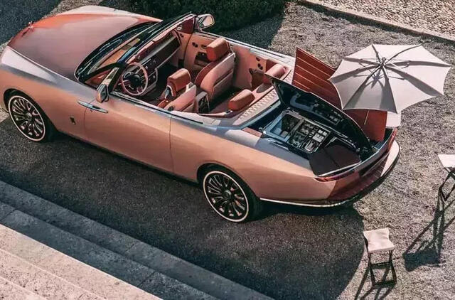 Jų yra tik trys: garsus futbolininkas įsigijo brangiausią automobilį pasaulyje