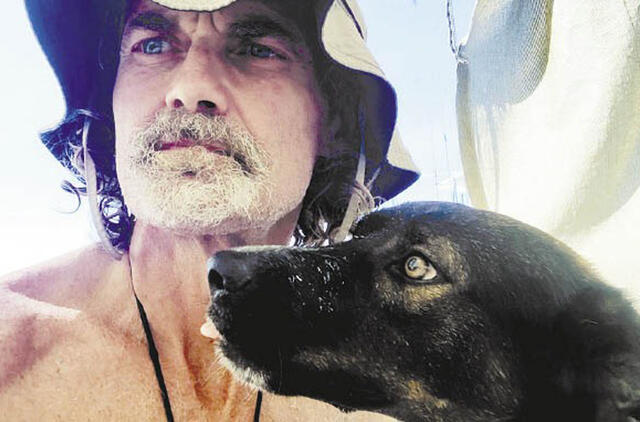 žvejai rado vyrą su šunimi, kurie prieš tris mėnesius išplaukė katamaranu į jūrą ir ding