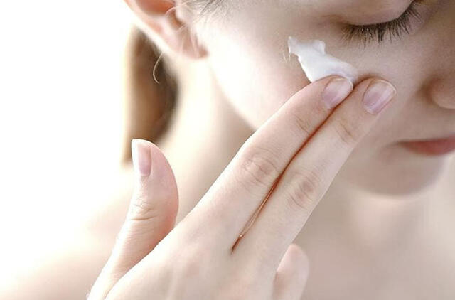 Jauninamasis veido kremas iš ryžių, kurį naudoja korėjietės