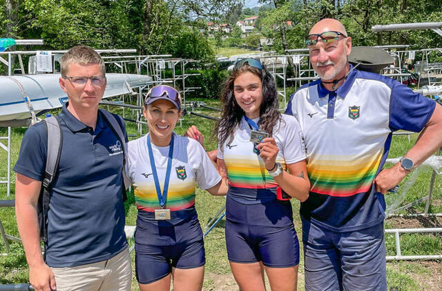 Pasaulio ir Europos vicečempionės D.Karalienė ir D.Rimkutė su šalies rinktinės treneriais M.Masilioniu (kairėje) ir V.Leknicku (Karolio Sunklodo nuotr.).
