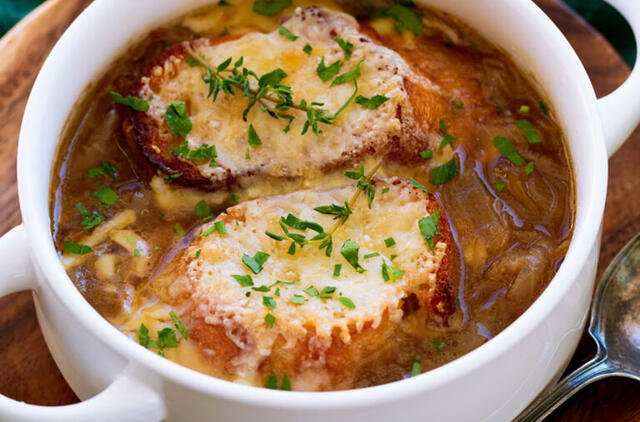 Prancūziška svogūnų sriuba - privalote išbandyti