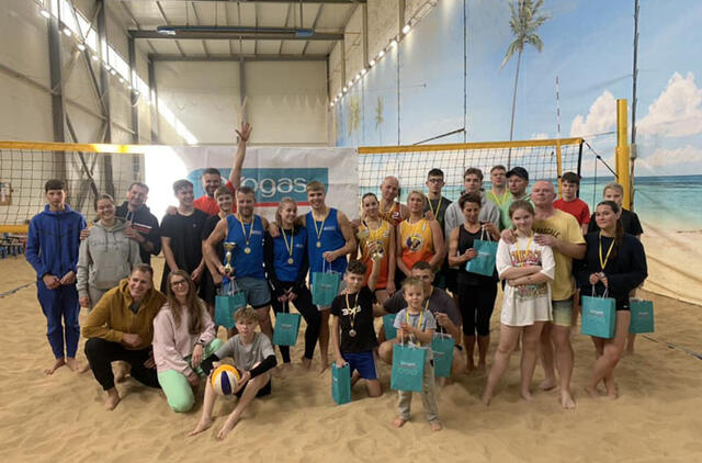 ŠEIMŲ BENDRUOMENĖ. Paplūdimio tinklinio „Drogas šeimų 3x3“ turnyro dalyviai, nugalėtojai ir organizatoriai. KBC nuotr.