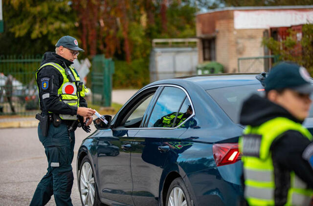 NEUŽSIGULĖJO. Pasak policininkų, vairuotojai noriai ėmė ultragarsinius švilpukus, tad jie išdalinti labai greitai. Klaipėdos apskrities VPK nuotr.