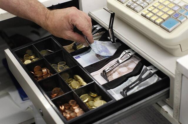 Vyras sužalojęs pardavėją iš kasos aparato pasisavino pinigus
