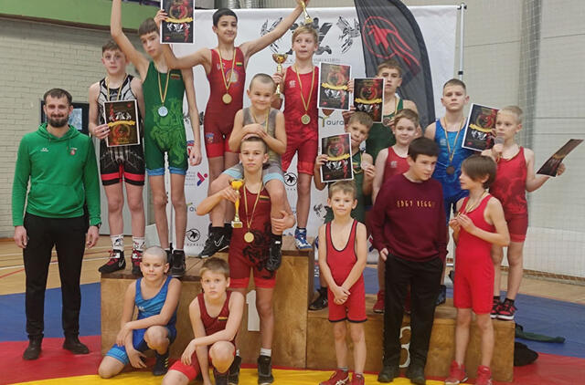 KLAIPĖDOS KOMANDA. Štai šie jaunieji mūsų imtynininkai įrodė, kad Klaipėdos imtynių mokykla - viena geriausių Lietuvoje. Asmeninio archyvo nuotr.