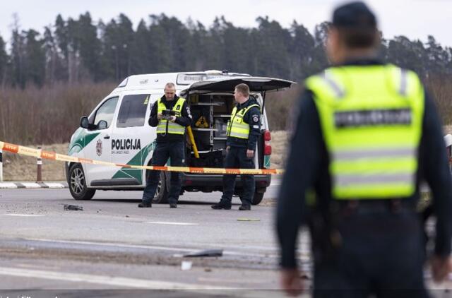 Nuo kelio nuvažiavo krovininis automobilis, yra prispaustas žmogus