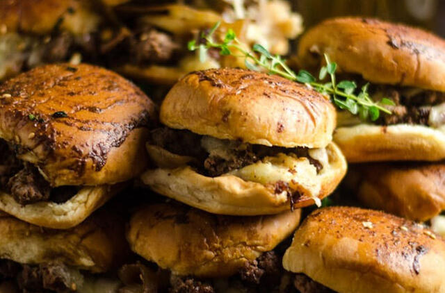 Prancūziški svogūnų jautienos burgeriai