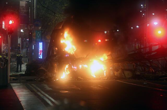 Po išpuolio peiliu prie mokyklos Dubline pratrūko susirėmimai.