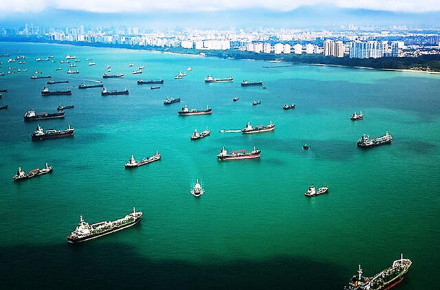 SINGAPŪRO sąsiauryje aktyviausias laivų judėjimas. Juo kasmet praplaukia 40 tūkst. laivų. Nuotrauka iš asmeninio kapitono Juozo Liepuoniaus archyvo