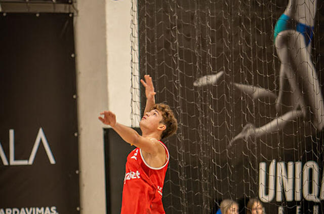 TIKSLAS. „Mano kitų metų tikslas - Europos čempionato medalis. Liepos 11-14 dienomis planuojame dalyvauti Sakartvele vyksiančiame Europos U-18 paplūdimio tinklinio čempionate, o liepos 25-28 dienomis Lenkijoje - Europos U-20 čempionate“, - planus vardijo klaipėdietis Dovydas Sinkevičius. Asmeninio archyvo nuotr.