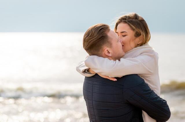 Kas greičiau įsimyli vyrai ar moterys?