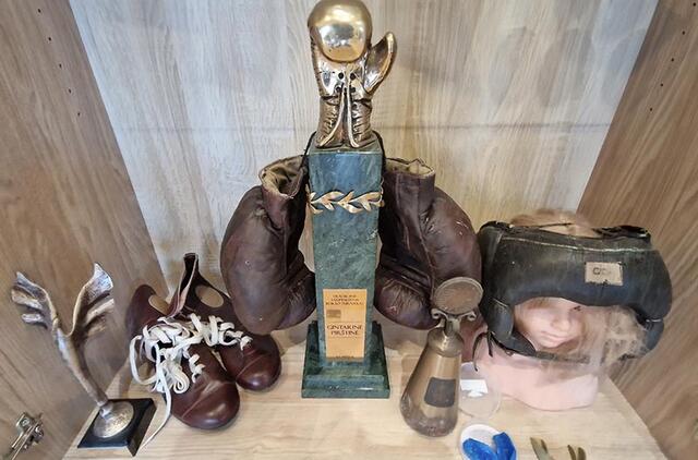 EKSPONATAI. Tarp bokso eksponatų - ir įvairūs trofėjai, ir senoviniai boksininkų bateliai, pirštinės, šalmai bei kiti atributai.  Klaipėdos sportininkų namų nuotr.