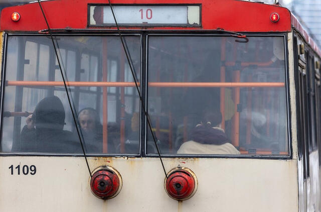 troleibusas sužalojo du kelio darbų darbininkus