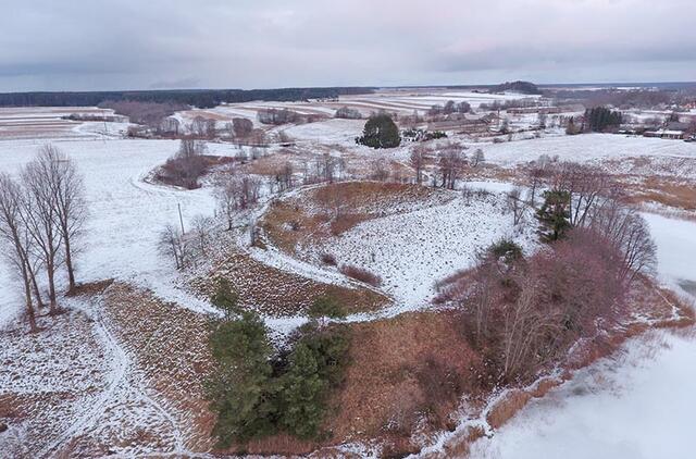 Tarpukariu Senosios Impilties piliakalnyje rastas tunelis tarsi paaiškino, kodėl gimdavo padavimai apie paslaptingus urvus ir požemius. Sauliaus GUDO nuotr.