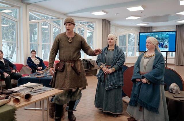 Palangos kurorto muziejuje rekonstruktoriai gaivino kuršių genties istorinę atmintį / LRT PLIUS laidos „Kultūros diena“ stop kadras 