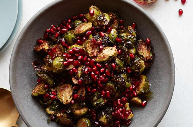 Skrudintos Briuselio kopūstų salotos su granatų sėklomis