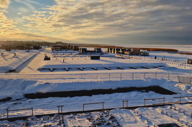 ŽIEMA. Tik šaltuoju metų laiku „Svencele Dunes“ uoste tyla, ramybė, tuštuma. Vasarą čia pilna mažųjų laivelių ir šurmulio. „Svencele Dunes“ nuotr.