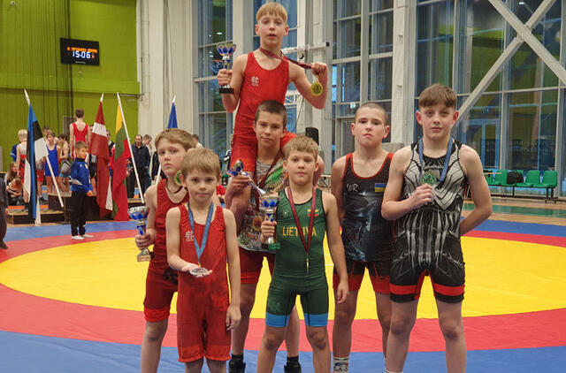 KLAIPĖDOS KOMANDA. Štai šie jaunieji Klaipėdos „Viesulo“ sporto centro imtynininkai Latvijoje skynė pergales.  Asmeninio albumo nuotr.