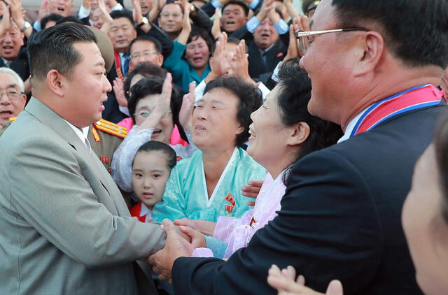 Kim Čen Unas paaiškino, kaip turi elgtis tikra korėjietė