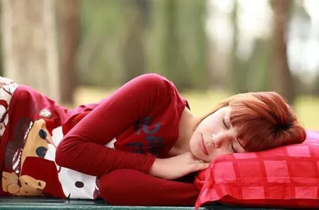 Ar jūsų sveikatai geriau miegoti ant kairiojo ar dešiniojo šono?