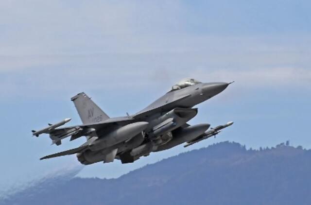 Per pratybas virš Geltonosios jūros sudužo JAV naikintuvas