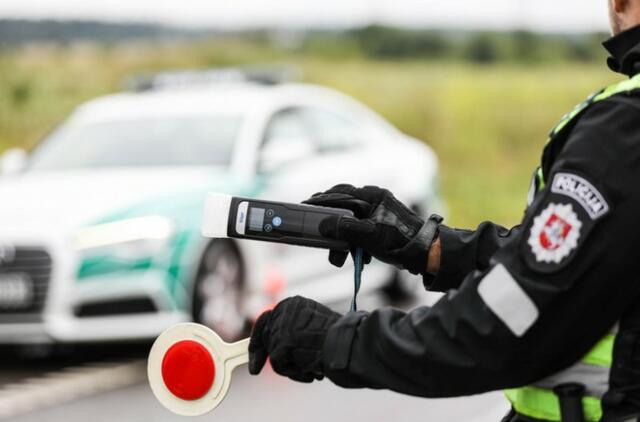 sužalotas automobilį patikrinti bandęs policijos pareigūnas