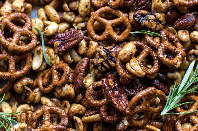 Saldūs ir pikantiški skrudinti riešutai 