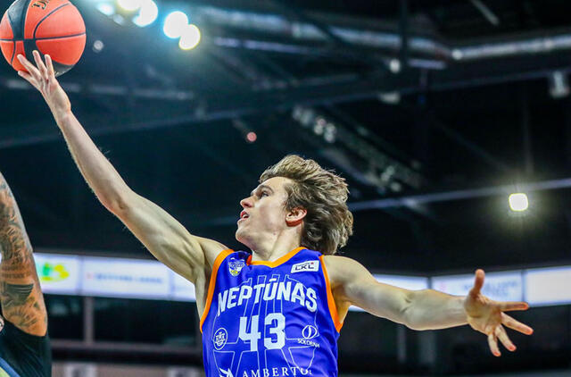 SLIDI RIBA. Neptūnietis Ignas Sargiūnas galėjo tapti didvyriu, o dabar yra įvairiai linksniuojamas, kadangi lemiamą akimirką prametė metimą iš po krepšio. BC „Neptūnas“ nuotr.