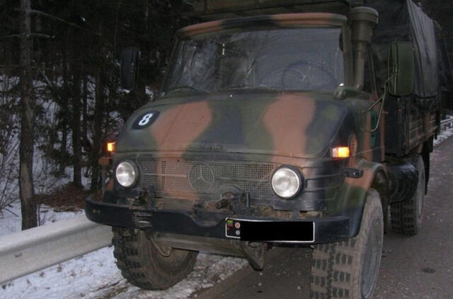 Elektrėnų savivaldybėje nuo kelio nuvažiavo kariuomenės automobilis