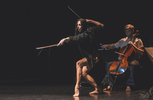 AKIMIRKA iš Šeiko šokio teatro spektaklio „Metų laikai“. Eglės SABALIAUSKAITĖS nuotr.