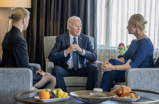 Joe Bidenas Kalifornijoje susitiko su Aleksejaus Navalno našle ir dukra