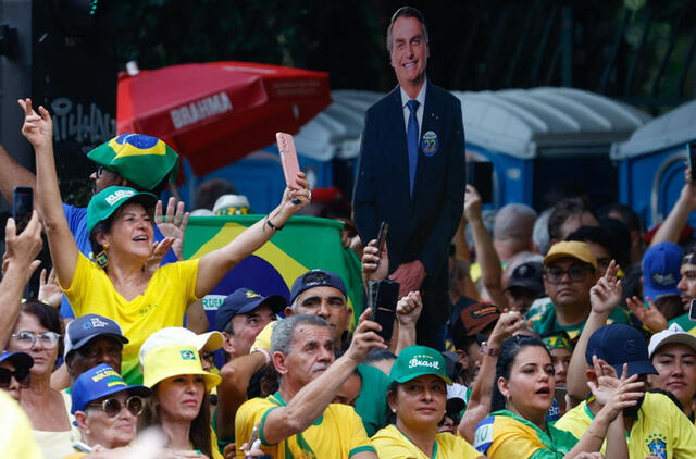 Tūkstančiai J. Bolsonaro šalininkų žygiavo protestuodami prieš perversmo tyrimą