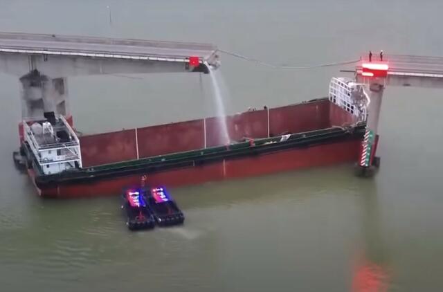 Kinijoje laivas rėžėsi į tiltą, nublokšdamas į upę juo važiavusius automobilius