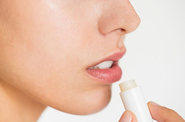 Išsausėjusios ir skilinėjančios lūpos: pataria, kokių medžiagų ieškoti lūpų balzamo sudėtyje